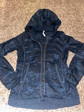 Lulu Women’s Navy Blue Camouflage Hooded Jacket with Rose Gold Zipper.